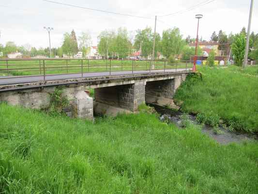 Most pres Svratku, foceno z Moravske Svratky, kde je nedaleko od mostu rodny dum J.V.Plevy