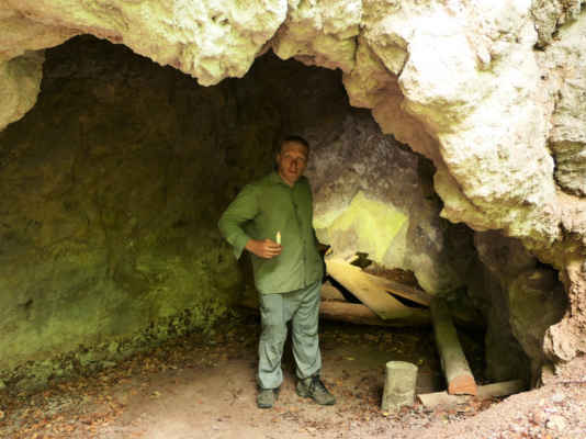 Kousek vedle je jeskynš Timsoş. Stejné plyny, podobný trik se svíčkou...