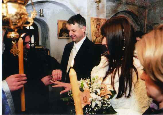 042 - Prstýnky přínáší svědek ženicha. Třikrát se vymění z ženichovy ruky na nevěstinu a zpět.
