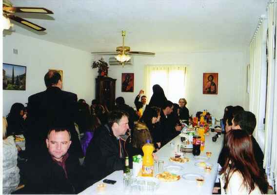 052 - První kraťoučká hostina byla v klášterní jídelně. V popředí jsou naši kamarádi Danilo a Christian.