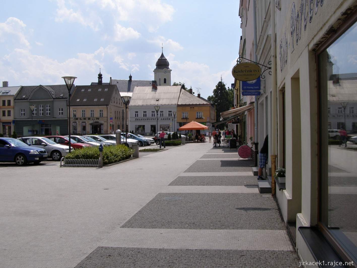 Hlučín - Mírové náměstí 01 - roh náměstí s kostelem sv. Jana Křtitele