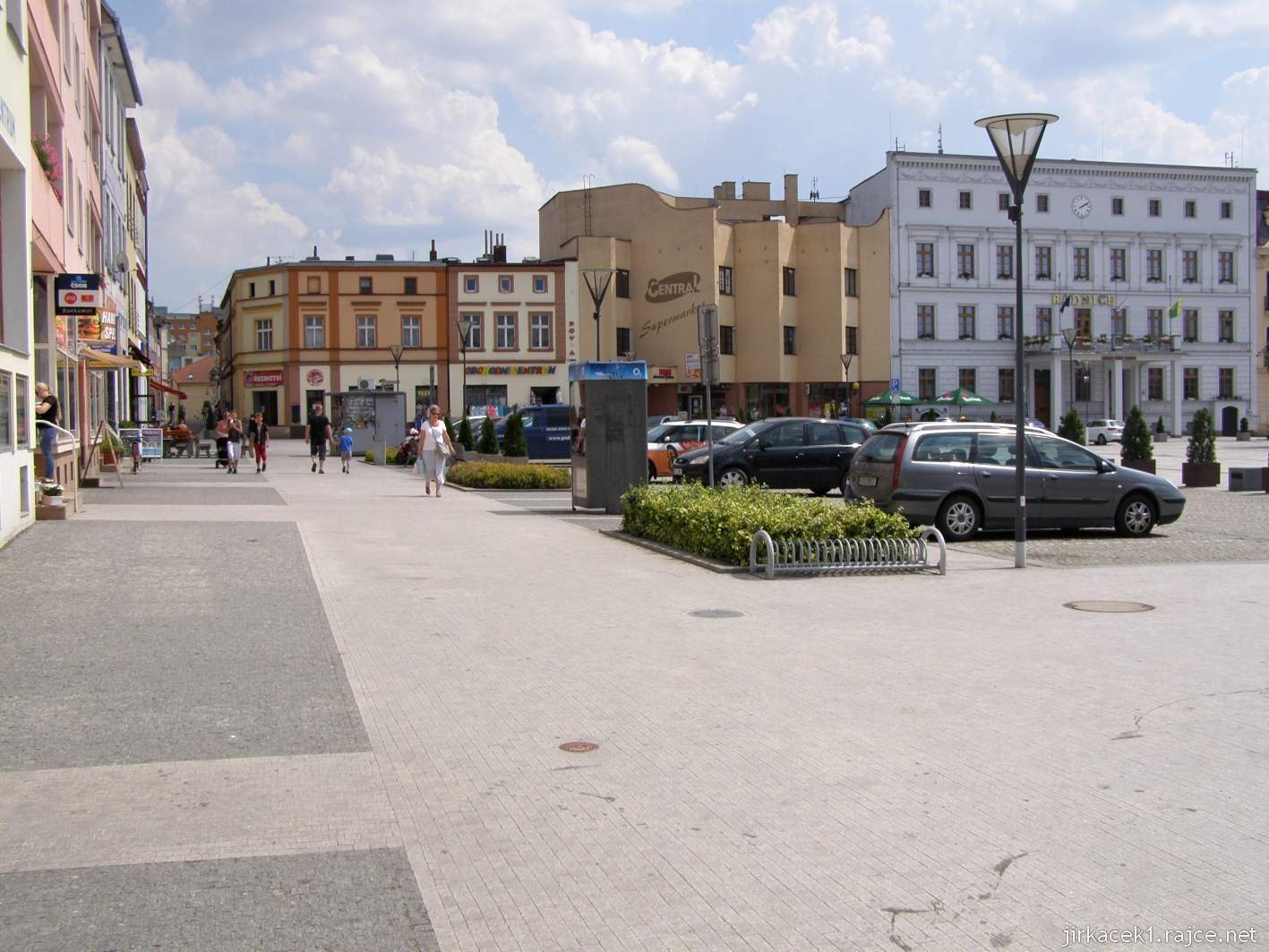 Hlučín - Mírové náměstí 02 - roh náměstí s radnicí