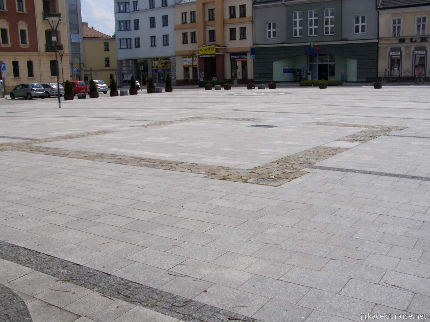 Hlučín - Mírové náměstí 09 - obrysy bývalé kaple sv. Jana Nepomuckého a vzadu studny ve středu náměstí