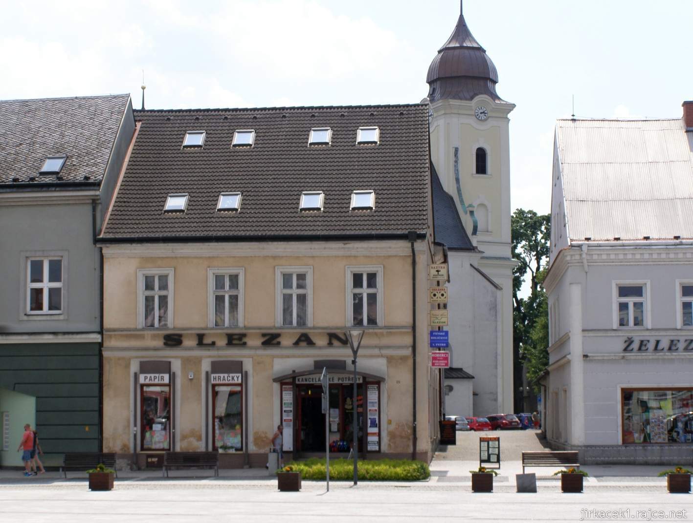 Hlučín - Mírové náměstí 10 - dům Slezan a vzadu kostel sv. Jana Křtitele