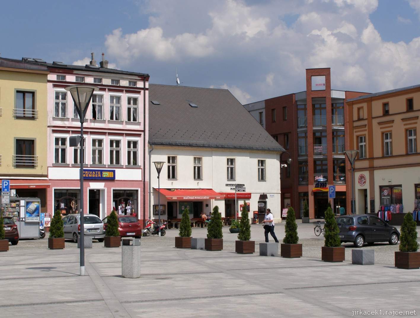 Hlučín - Mírové náměstí 14 - roh náměstí a naše auto