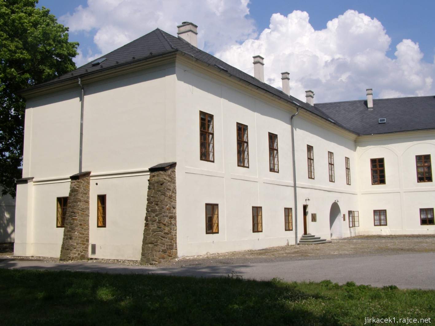 Hlučín - zámek a muzeum - křídlo zámku s opěráky