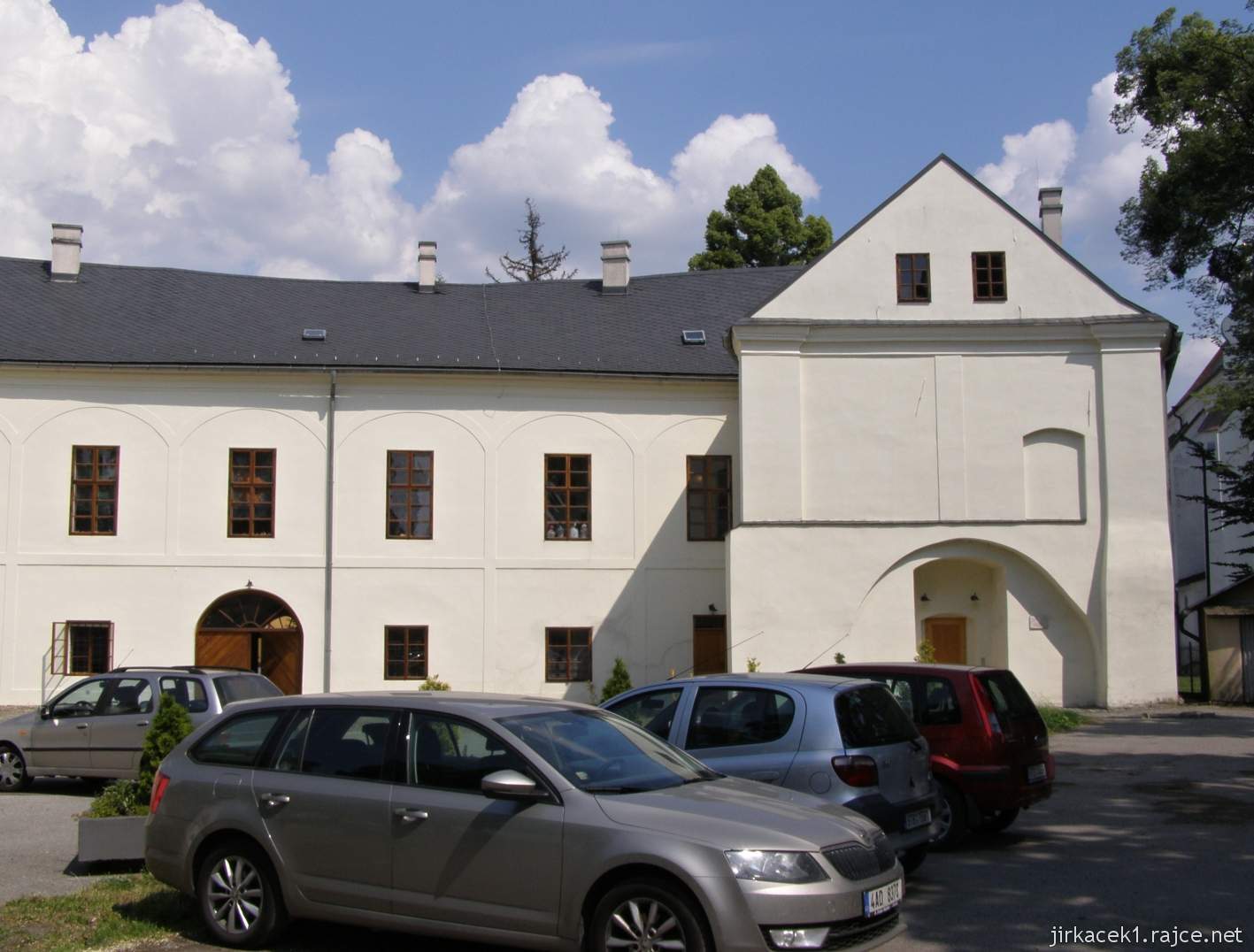 Hlučín - zámek a muzeum - druhé křídlo zámku s vchodem