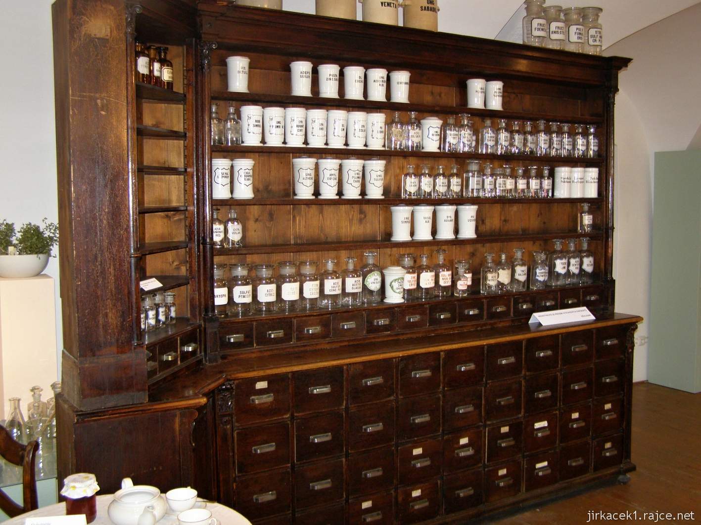 Hlučín - zámek - budova zámku - muzeum - výstava Léčivé bylinky - barokní lékárna