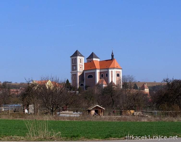 Pozořice - kostel Nanebevzetí Panny Marie 1 - z dálky