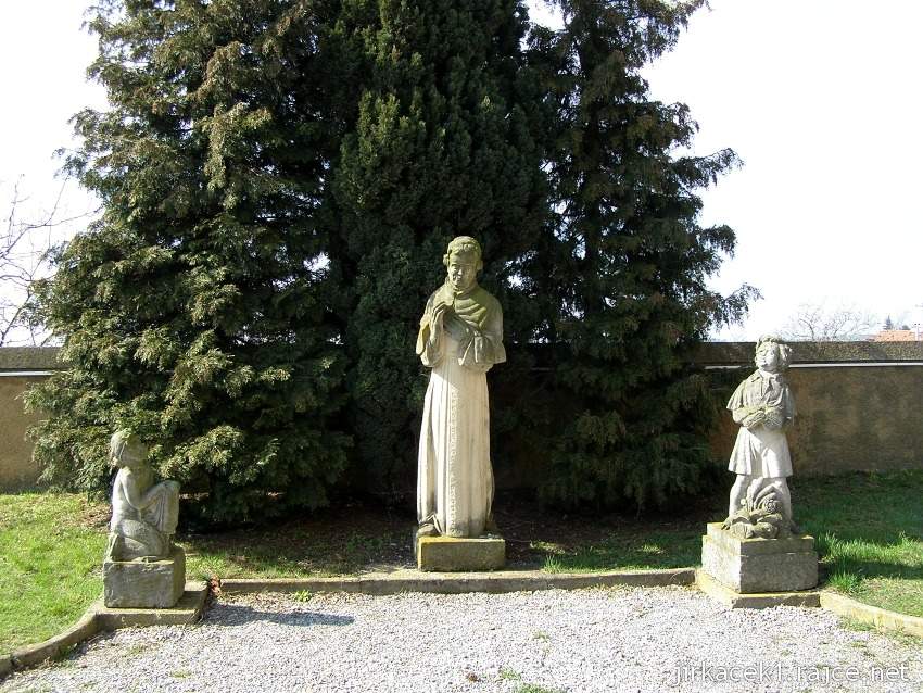 Pozořice - kostel Nanebevzetí Panny Marie 5 - sochy za kostelem