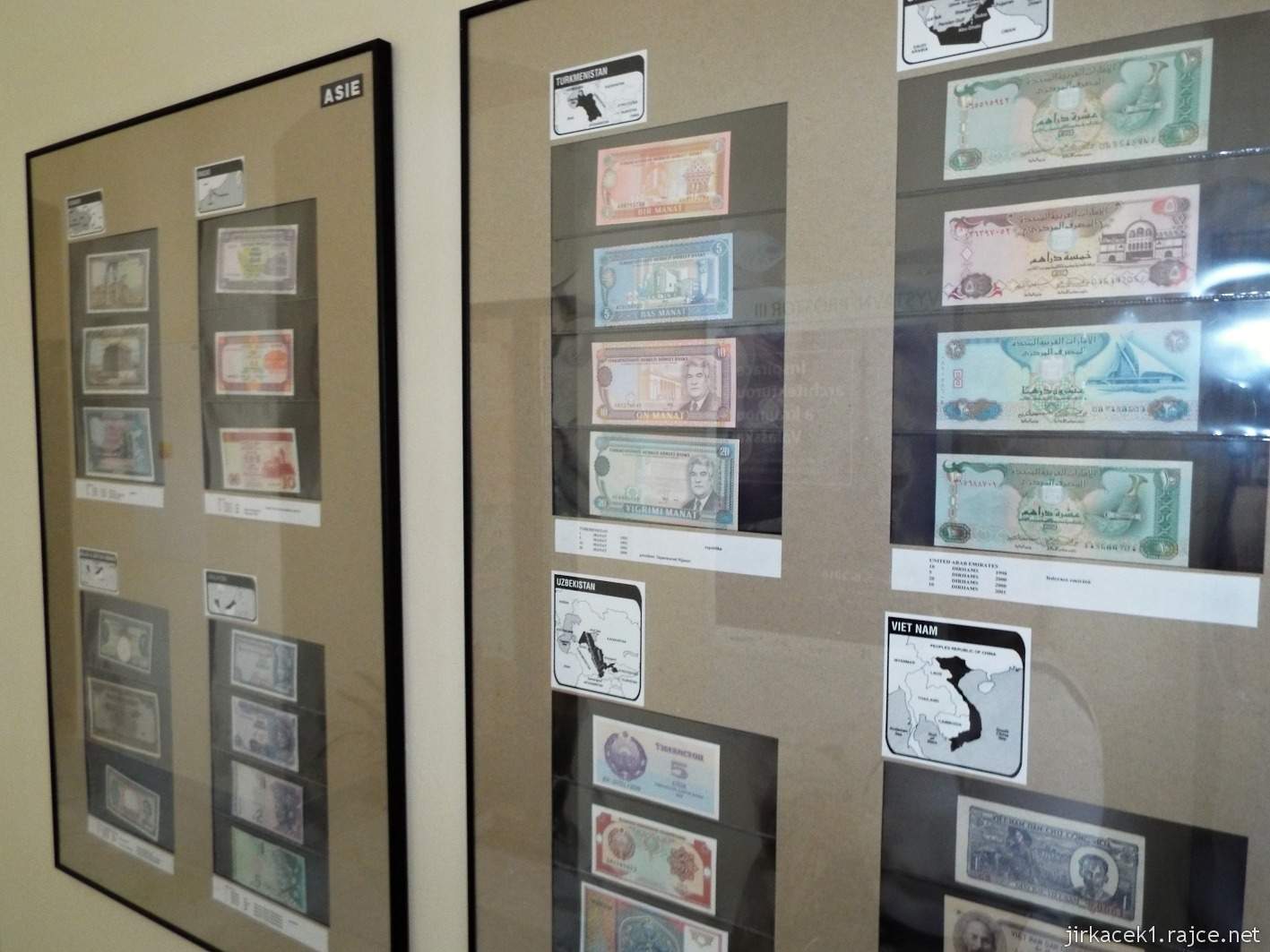 Vsetín - zámek a muzeum - expozice Bankovky z celého světa na chodbě