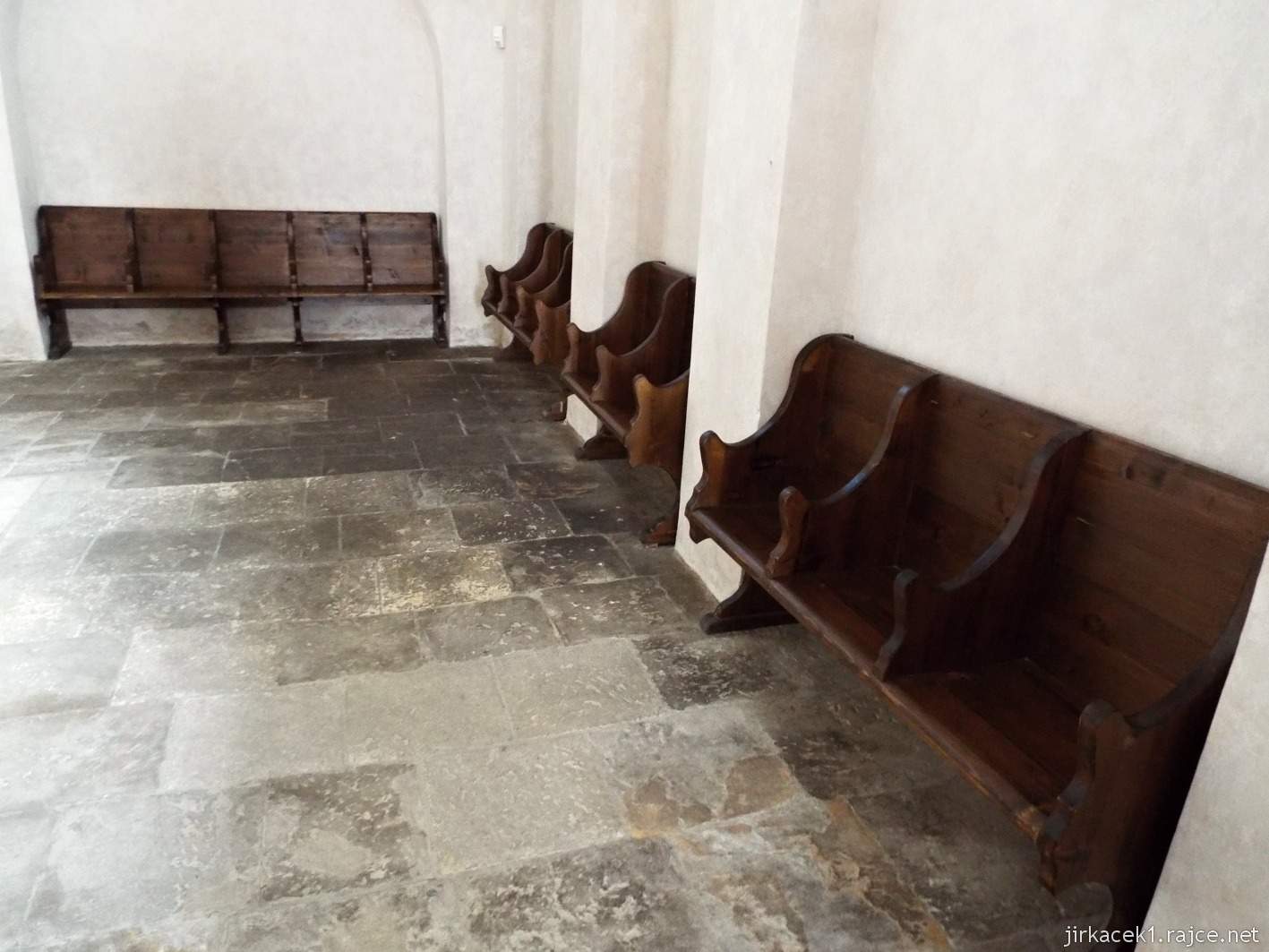 Turnov - židovská synagoga - dřevěné lavice pro muže