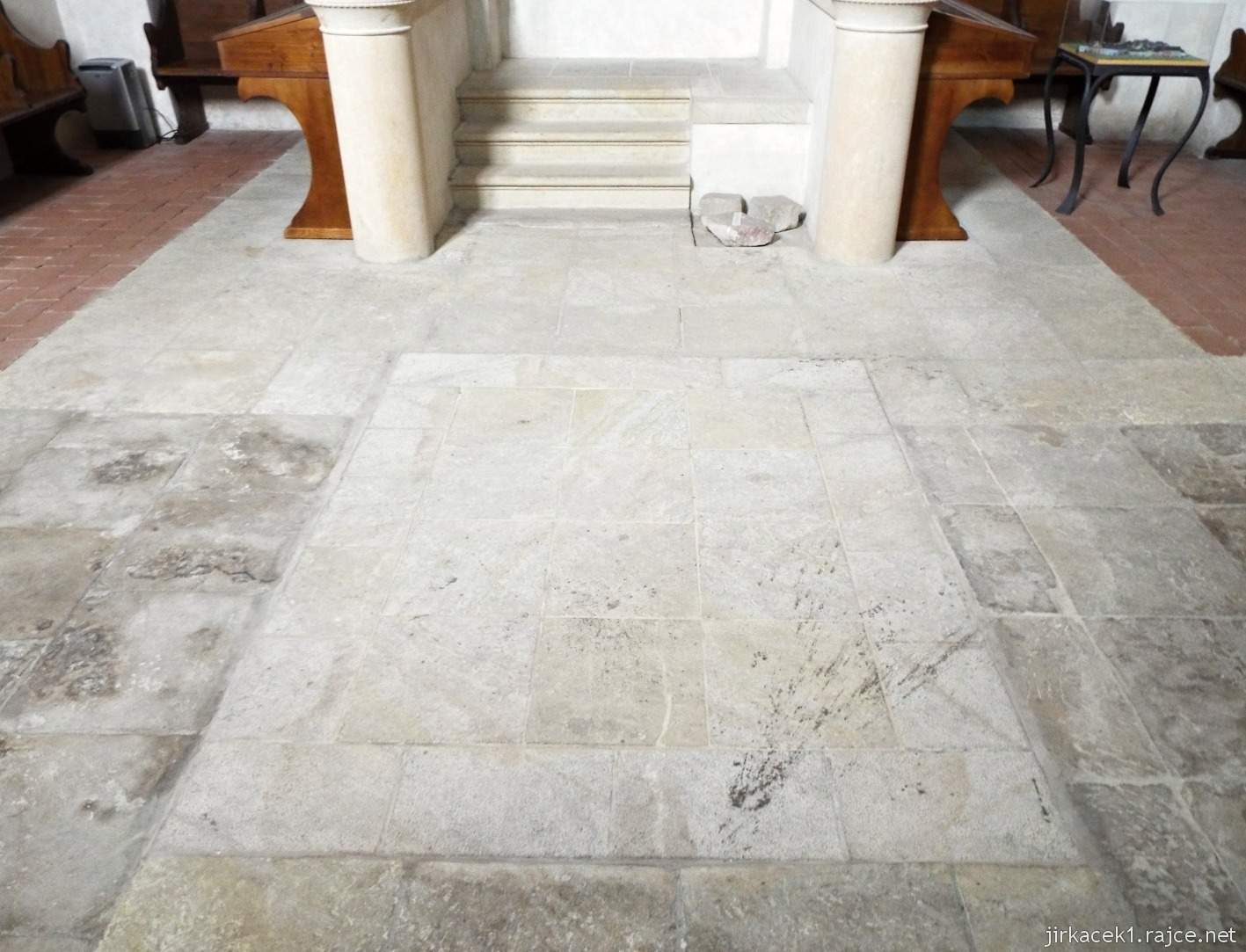 Turnov - židovská synagoga - obrysy dávno zbořené Bimy, místa, kde se předčítalo z Tóry