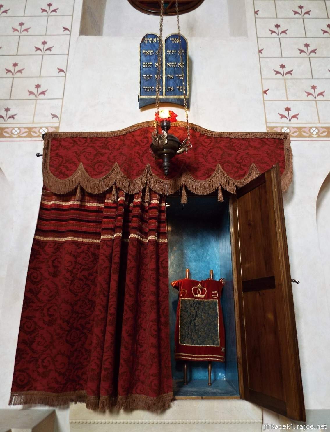 Turnov - židovská synagoga - Tóra a svatostánek