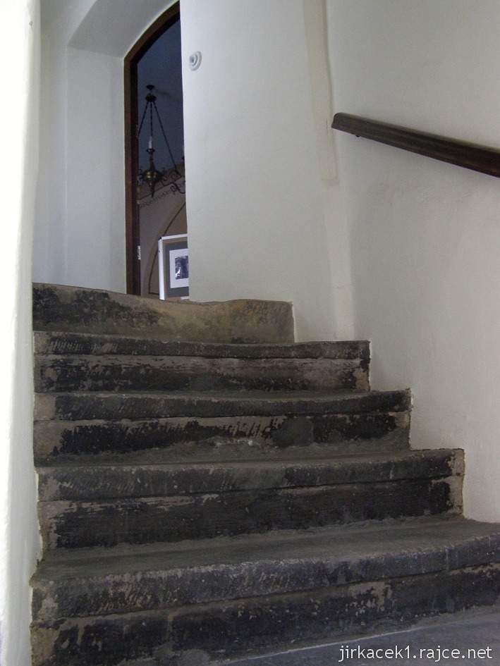Turnov - židovská synagoga - schodiště do prvního patra