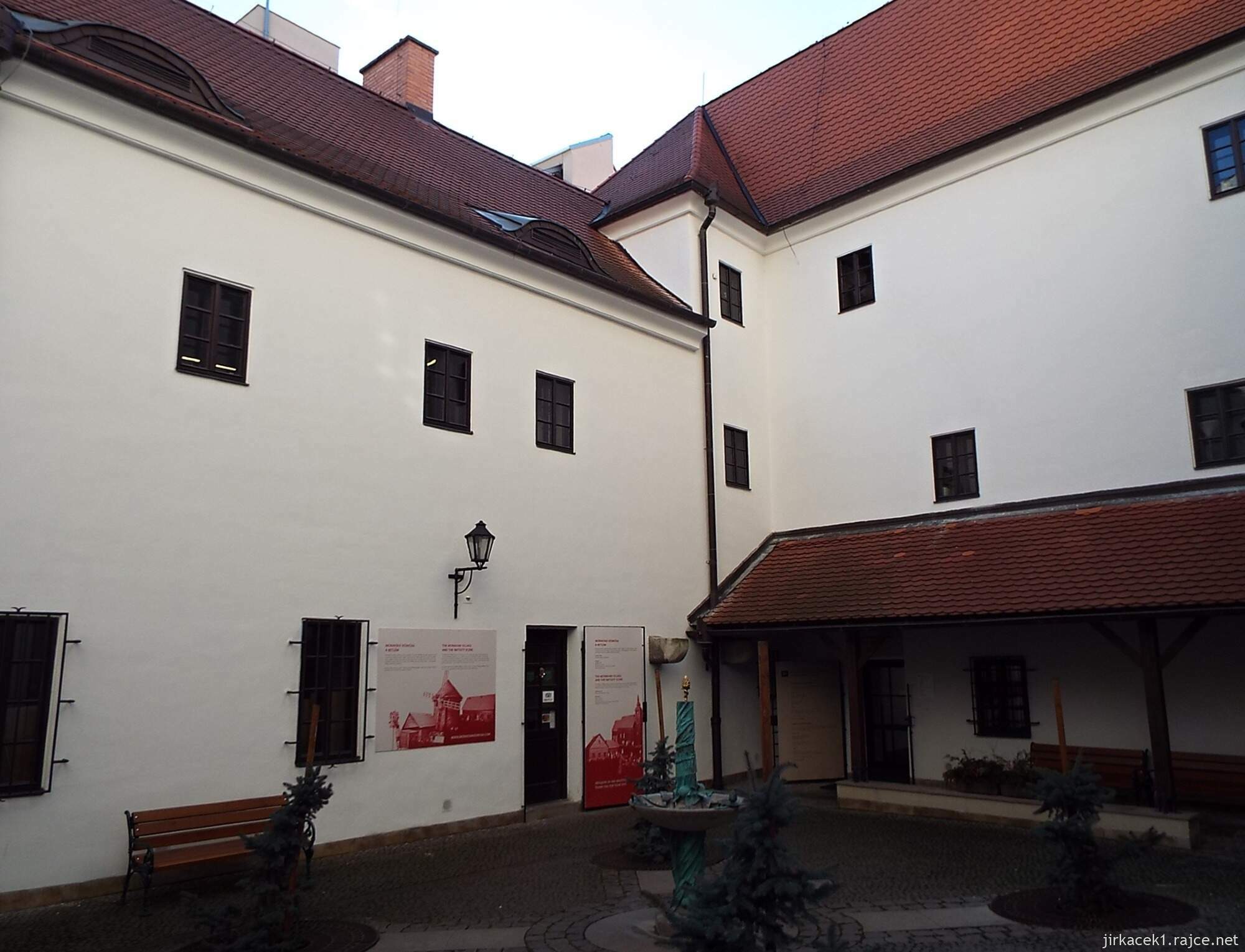 C - Brno - Kostel Nalezení sv. Kříže 12 - nádvoří