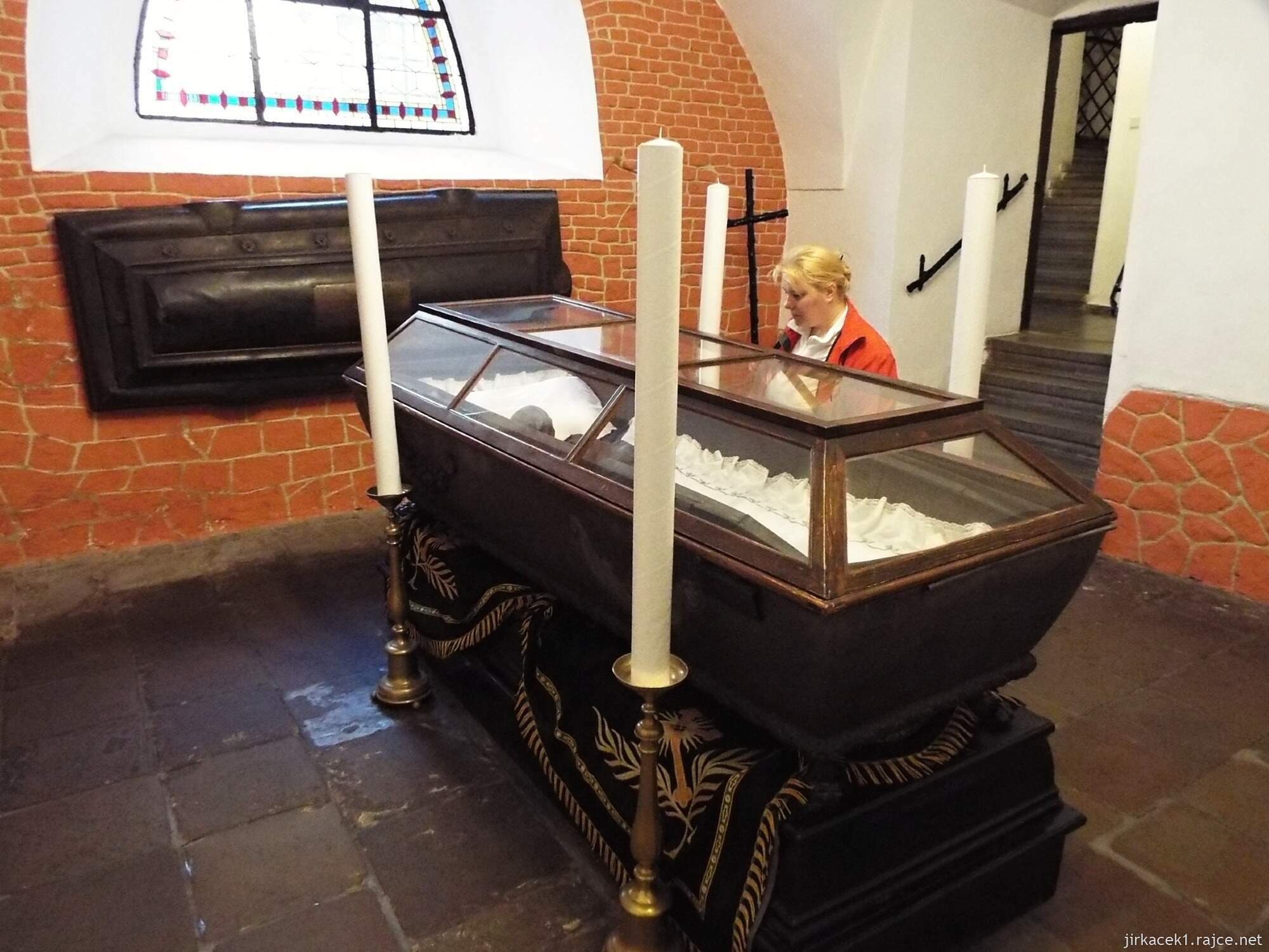 C - Brno - Kostel Nalezení sv. Kříže 14 - rakev Barona Trencka a maminka