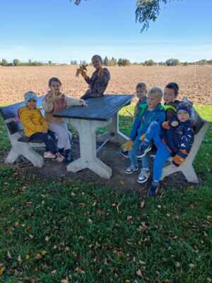 MŠ Mžany 2025/10 Vycházka ke kapličce