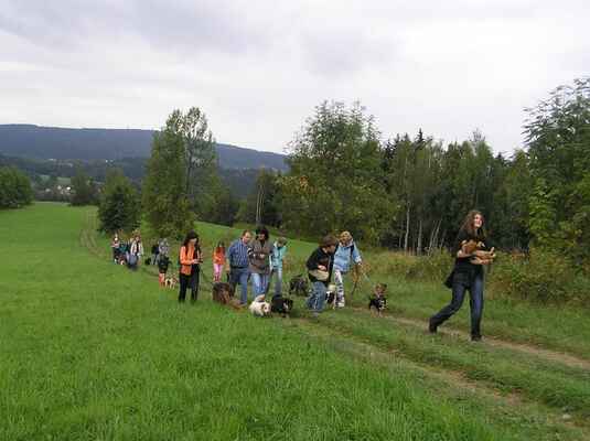 Cestou na Bramberk (v náručí se nese štěně Beník).