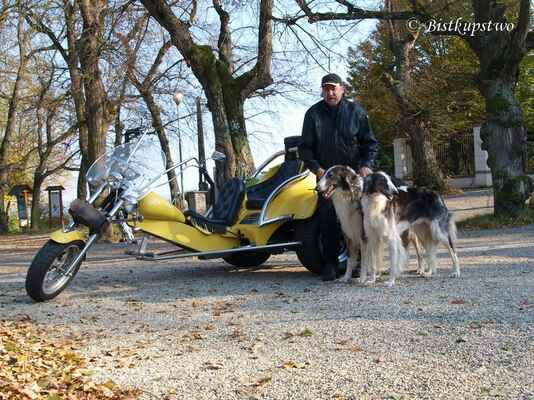 Gam a Wolfi u motorky (9) - pózování u tříkolky
